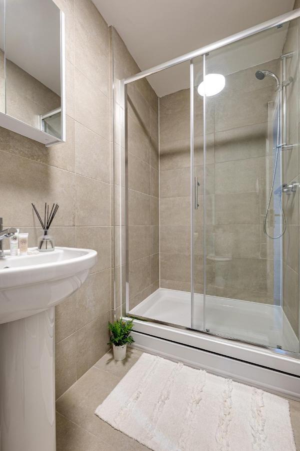 Top Floor Apartment With Private Balcony In Stockport Centre By Hass Haus Eksteriør billede